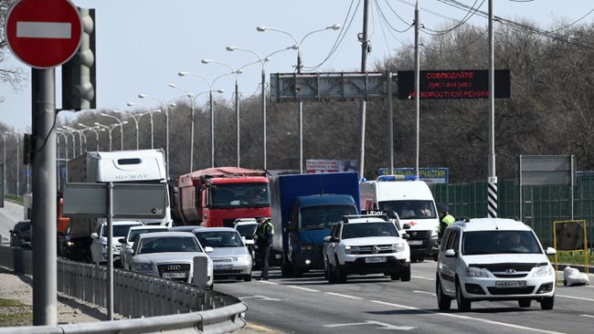 Сотрудники дорожно-патрульной службы проверяют автомобили на посту при въезде в город Ростов-на-Дону Сотрудники дорожно-патрульной службы проверяют автомобили на посту при въезде в город Ростов-на-Дону