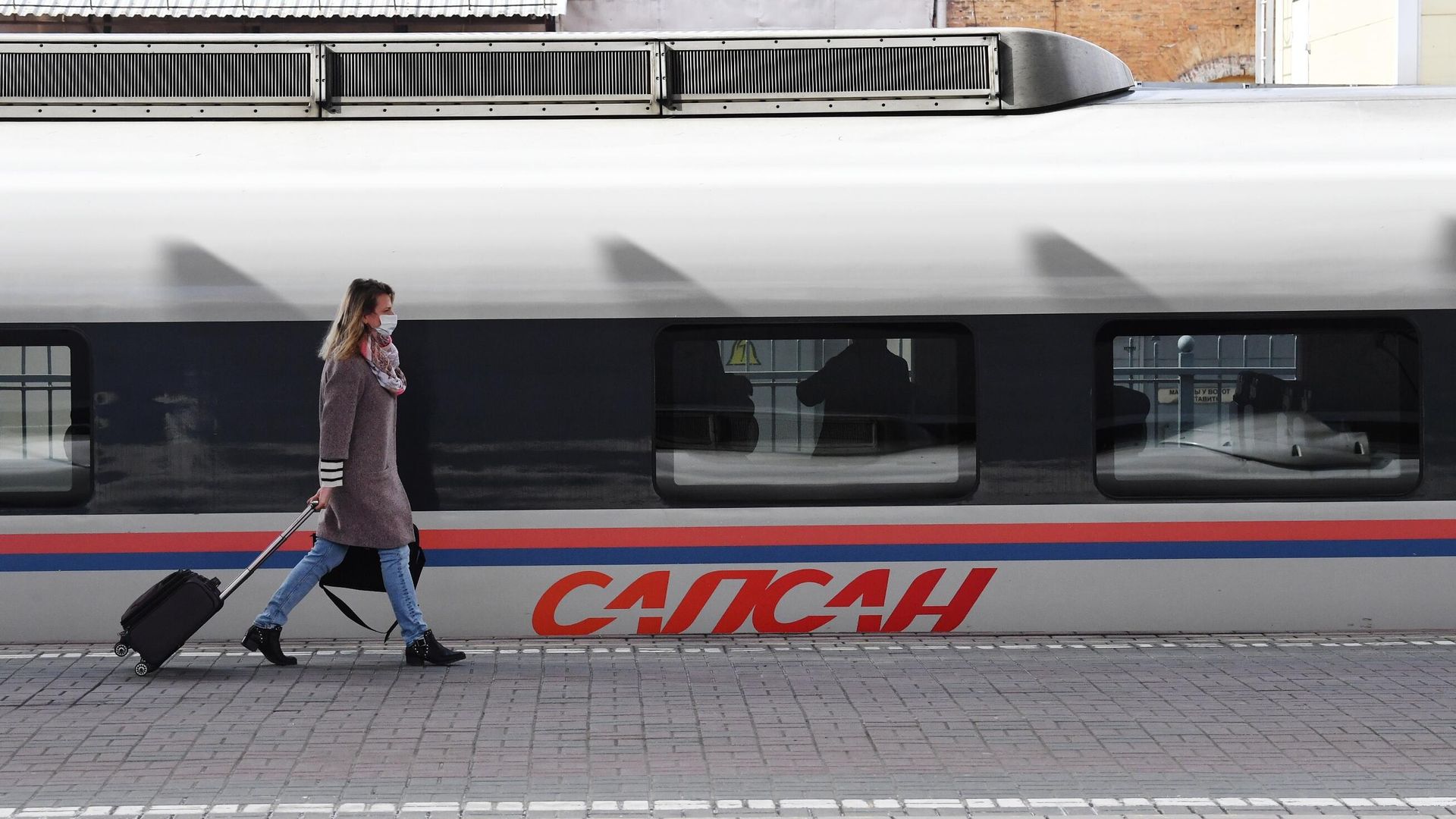 Пассажир у поезда Сапсан на Ленинградском вокзале в Москве Пассажир у поезда Сапсан на Ленинградском вокзале в Москве - РИА Новости, 1920, 21.02.2024