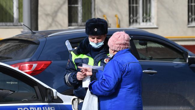 Сотрудник полиции общается с жительницей Москвы в дни режима самоизоляции граждан в связи с распространением коронавируса Сотрудник полиции общается с жительницей Москвы в дни режима самоизоляции граждан в связи с распространением коронавируса