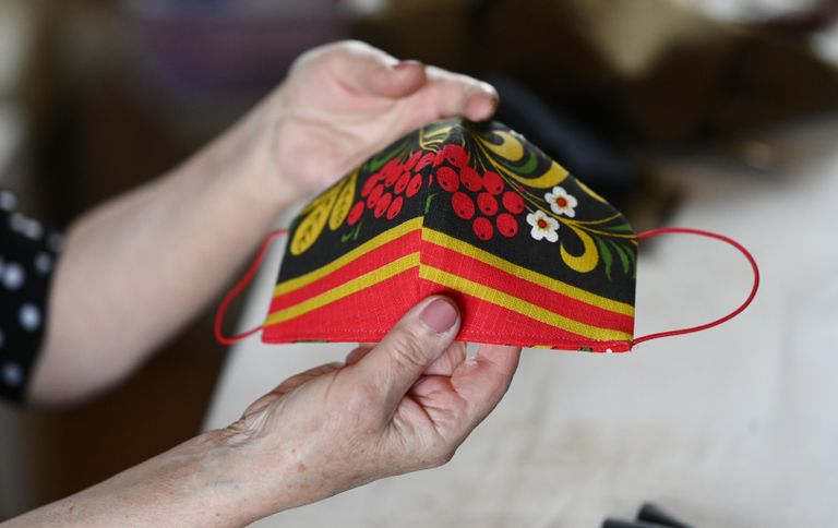 Татьяна Борисова держит в руках дизайнерскую маску в народном стиле Татьяна Борисова держит в руках дизайнерскую маску в народном стиле