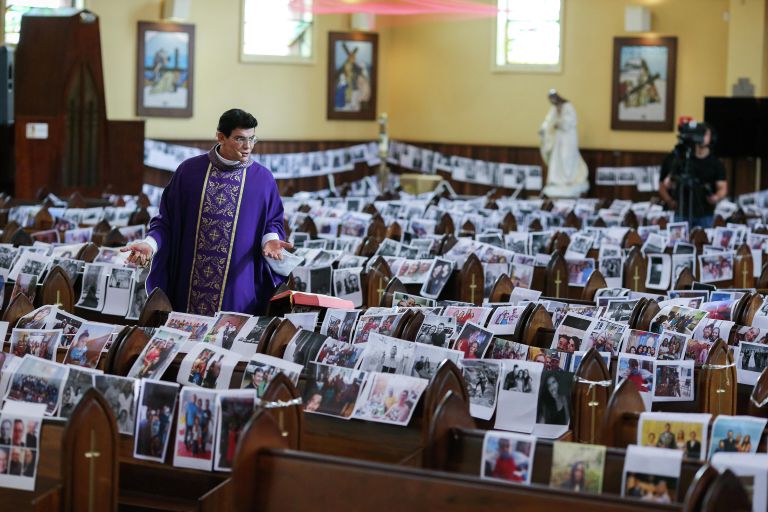 Священник ведет трансляцию в церкви в Куритибе, Бразилия Священник ведет трансляцию в церкви в Куритибе, Бразилия