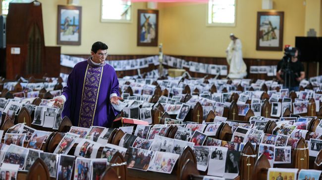 Священник ведет трансляцию в церкви в Куритибе, Бразилия Священник ведет трансляцию в церкви в Куритибе, Бразилия