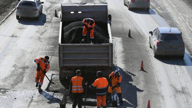 Рабочие проводят текущий весенний ремонт дорожного покрытия в Новосибирске 