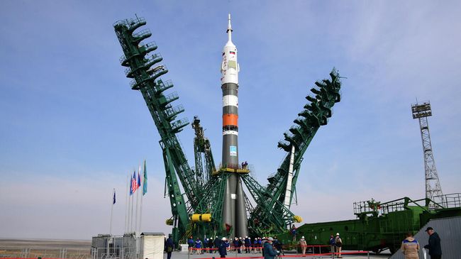 Установка ракеты-носителя Союз-2.1а с пилотируемым кораблем Союз МС-16 на космодроме Байконур Установка ракеты-носителя Союз-2.1а с пилотируемым кораблем Союз МС-16 на космодроме Байконур