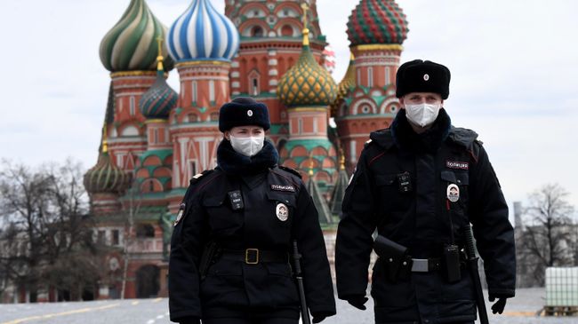Сотрудники полиции в медицинских масках на Красной площади Сотрудники полиции в медицинских масках на Красной площади