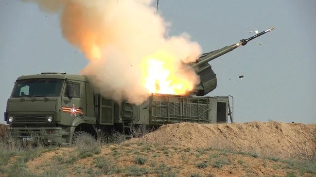 Самоходный зенитный ракетно-пушечный комплекс (ЗРПК) наземного базирования Панцирь-С1 во время учений