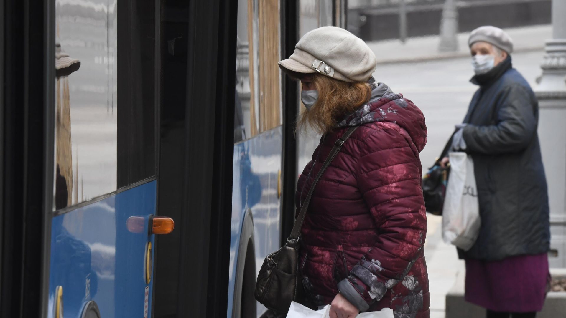 Женщины в медицинских масках у городского автобуса в Москве Женщины в медицинских масках у городского автобуса в Москве - РИА Новости, 1920, 23.09.2020