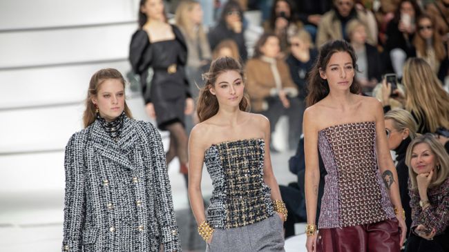 Показ коллекции Chanel на неделе женской моды осень/зима 2020-2021 в Париже Показ коллекции Chanel на неделе женской моды осень/зима 2020-2021 в Париже