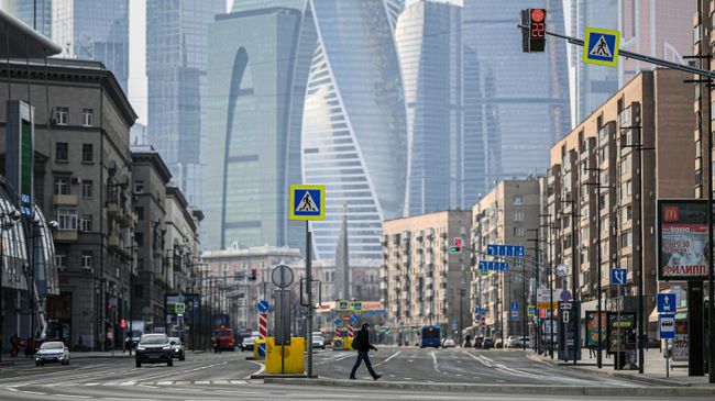 Пешеход переходит Большую Дорогомиловскую улицу в Москве Пешеход переходит Большую Дорогомиловскую улицу в Москве