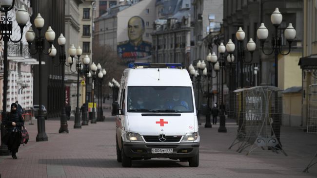 Автомобиль скорой помощи на улице Арбат в Москве Автомобиль скорой помощи на улице Арбат в Москве