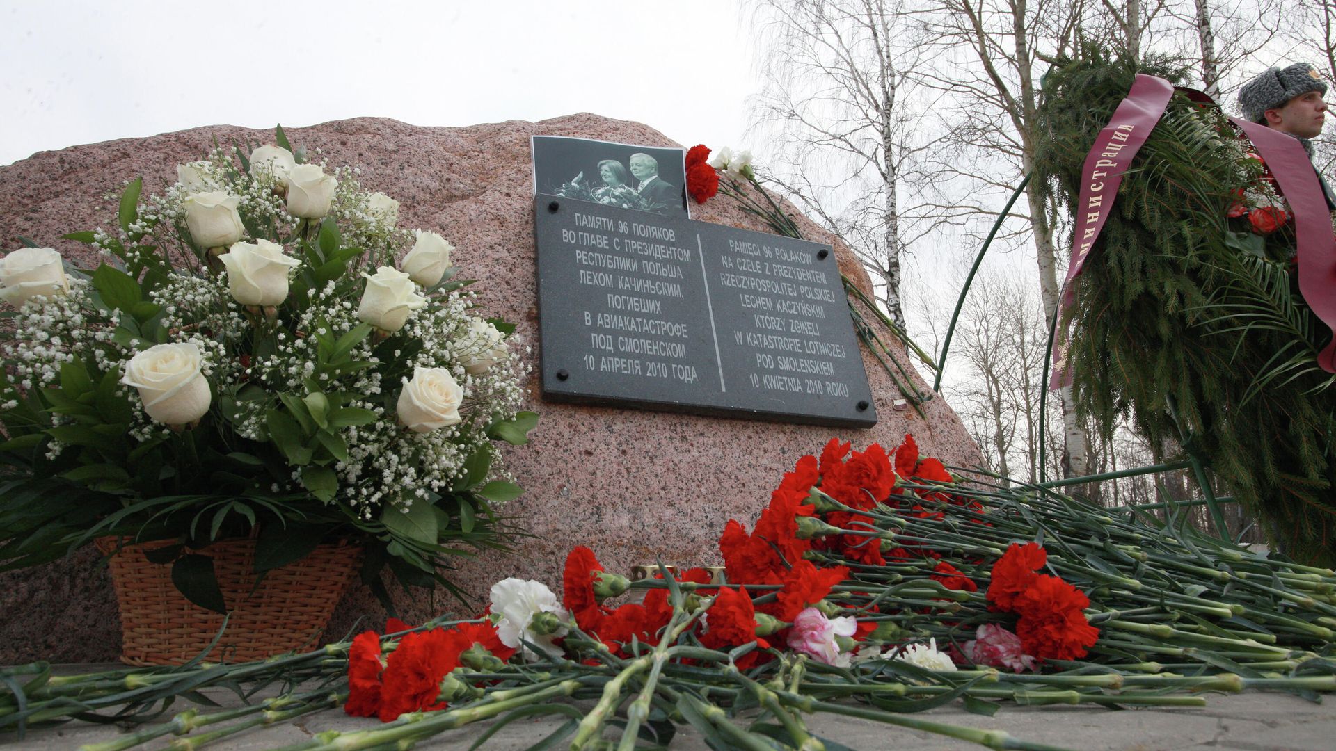 Цветы у памятного камня, установленного на месте крушения польского самолета Ту-154 10 апреля 2010 года Цветы у памятного камня, установленного на месте крушения польского самолета Ту-154 10 апреля 2010 года - РИА Новости, 1920, 18.09.2020