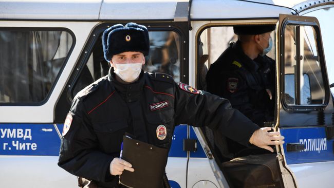 Сотрудники правоохранительных органов во время рейда в дни действия режима самоизоляции в Чите Сотрудники правоохранительных органов во время рейда в дни действия режима самоизоляции в Чите