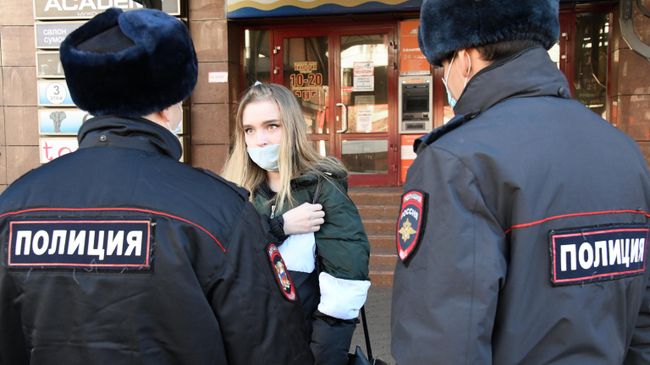Сотрудники правоохранительных органов проверяют документы у прохожих в Чите в дни действия режима самоизоляции Сотрудники правоохранительных органов проверяют документы у прохожих в Чите в дни действия режима самоизоляции