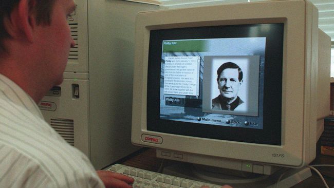 Фотография разведчика Кима Филби на экране монитора. 1996 год Фотография разведчика Кима Филби на экране монитора. 1996 год