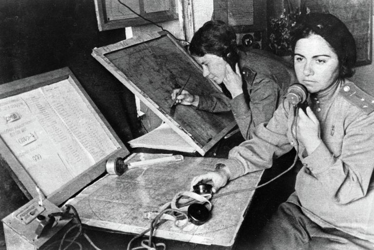 Оператор Нина Словохотова (слева) и штурман авиаполка Зулейха Сеид-Мамедова в штабе наведения Оператор Нина Словохотова (слева) и штурман авиаполка Зулейха Сеид-Мамедова в штабе наведения