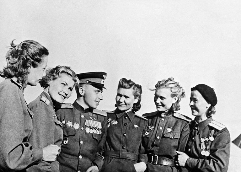 Дважды Герой Советского Союза, командир эскадрильи штурмового полка Леонид Беда среди летчиц бомбардировочной авиации. 1945 год Дважды Герой Советского Союза, командир эскадрильи штурмового полка Леонид Беда среди летчиц бомбардировочной авиации. 1945 год