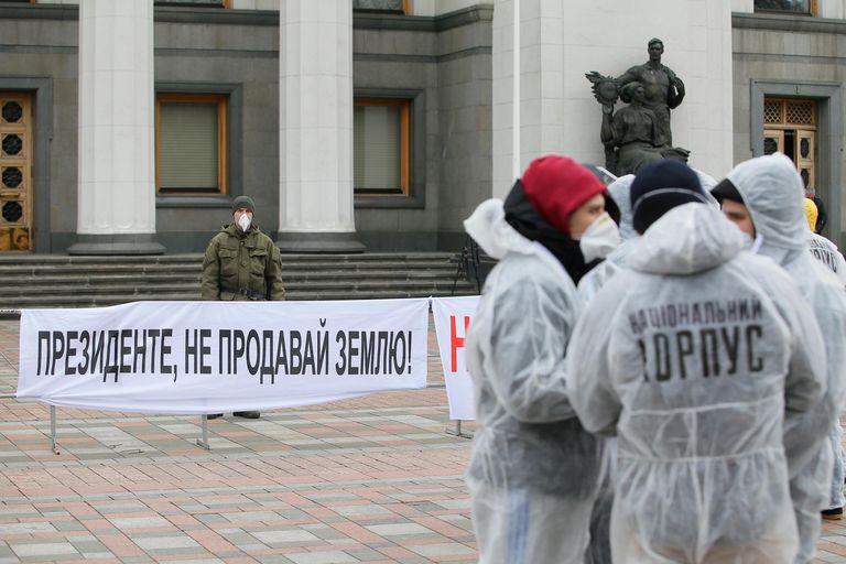 Участники акции протеста Раду на карантин выступают у здания Верховной рады Украины в Киеве Участники акции протеста Раду на карантин выступают у здания Верховной рады Украины в Киеве