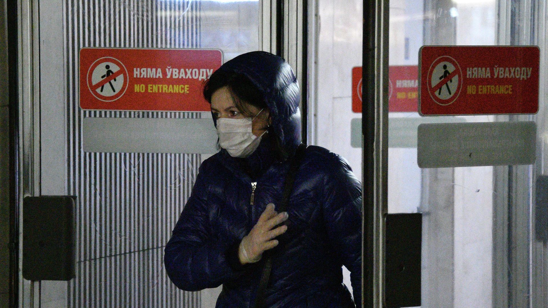 Жительница Минска входит на станцию метро Жительница Минска входит на станцию метро - РИА Новости, 1920, 11.02.2022