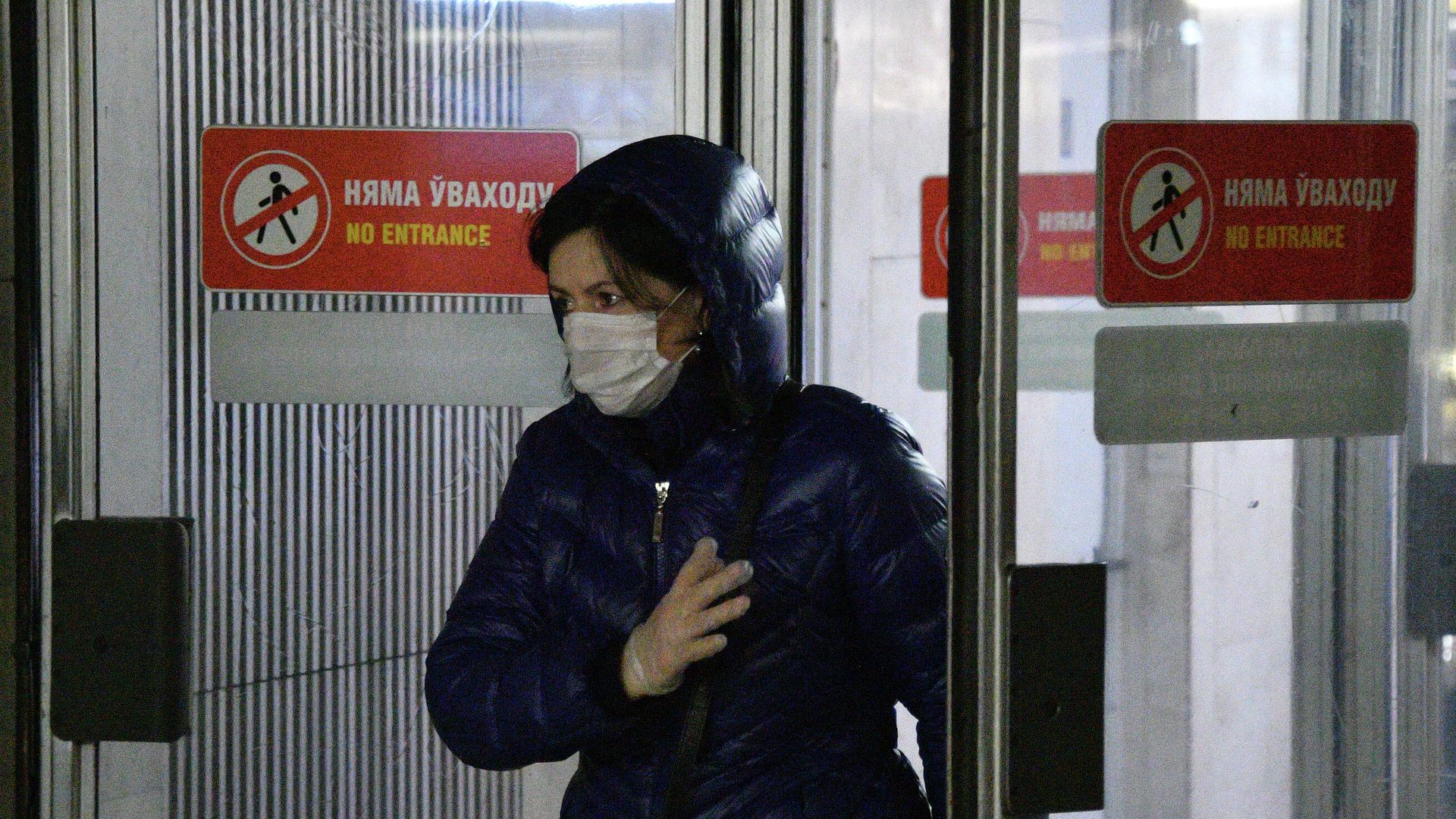 Жительница Минска входит на станцию метро Жительница Минска входит на станцию метро - РИА Новости, 1920, 11.02.2022