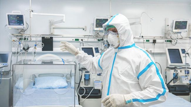 Врач в костюме биозащиты в палате перепрофилированного корпуса центра им М.И. Сеченова для лечения пациентов с коронавирусом Врач в костюме биозащиты в палате перепрофилированного корпуса центра им М.И. Сеченова для лечения пациентов с коронавирусом