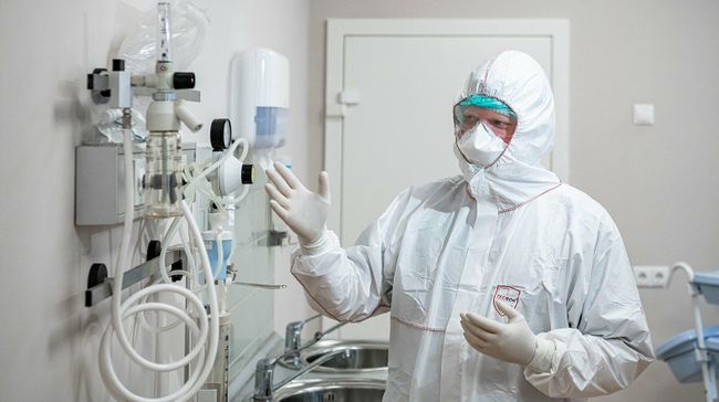 Врач в костюме биозащиты Врач в костюме биозащиты