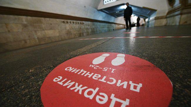 Напольная индикация в метро с призывом соблюдать дистанцию Напольная индикация в метро с призывом соблюдать дистанцию