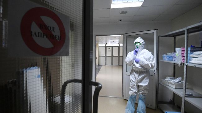 Медик в защитном костюме