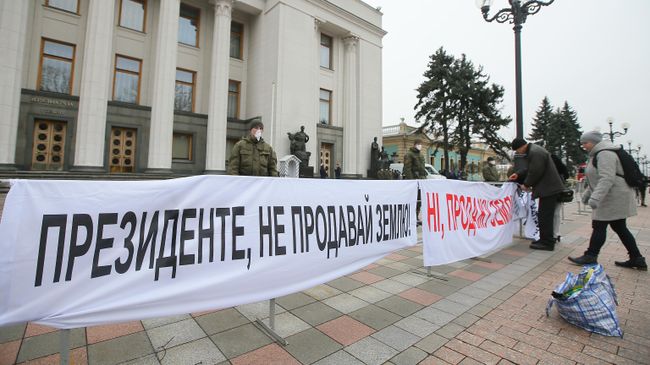 Акция протеста у здания Верховной рады Украины в Киеве Акция протеста у здания Верховной рады Украины в Киеве