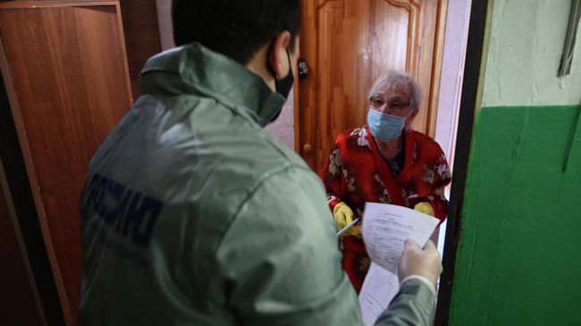 Волонтер доставляет товары первой необходимости пожилой женщине в Ростове-на-Дону Волонтер доставляет товары первой необходимости пожилой женщине в Ростове-на-Дону