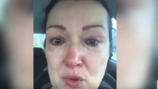 Плачущая медсестра записала видео о борьбе с COVID-19 Плачущая медсестра записала видео о борьбе с COVID-19