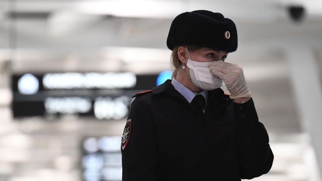 Сотрудница полиции в аэропорту Толмачево Сотрудница полиции в аэропорту Толмачево