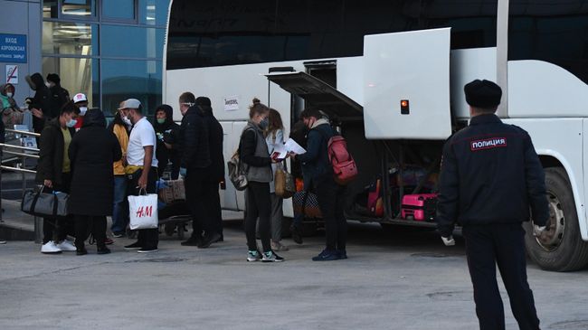 Пассажиры, прилетевшие рейсом 5702 Бангкок - Новосибирск, в аэропорту Толмачево Пассажиры, прилетевшие рейсом 5702 Бангкок - Новосибирск, в аэропорту Толмачево
