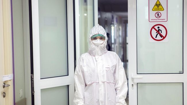 Врач в костюме биозащиты в палате перепрофилированного корпуса центра им М.И. Сеченова Врач в костюме биозащиты в палате перепрофилированного корпуса центра им М.И. Сеченова