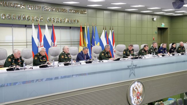 Министр обороны РФ Сергей Шойгу проводит селекторное совещание в Национальном центре управления обороной РФ в Москве