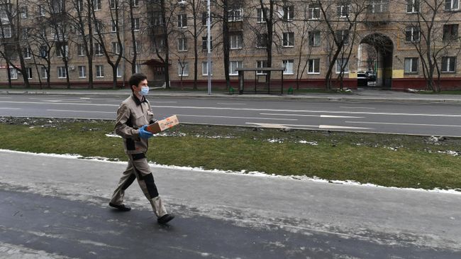 Курьер в период пандемии коронавируса в Москве Курьер в период пандемии коронавируса в Москве