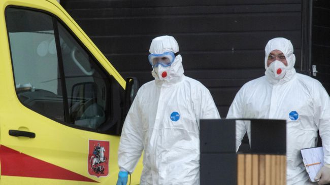 Врачи скорой медицинской помощи возле больницы в Коммунарке Врачи скорой медицинской помощи возле больницы в Коммунарке