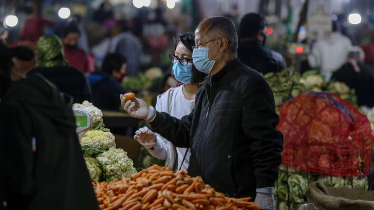 Люди покупают продукты на одном из рынков в Катманду Люди покупают продукты на одном из рынков в Катманду