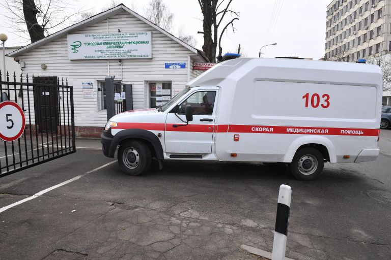 Машина скорой медицинской помощи у въезда на территорию Городской клинической инфекционной больницы в Минск