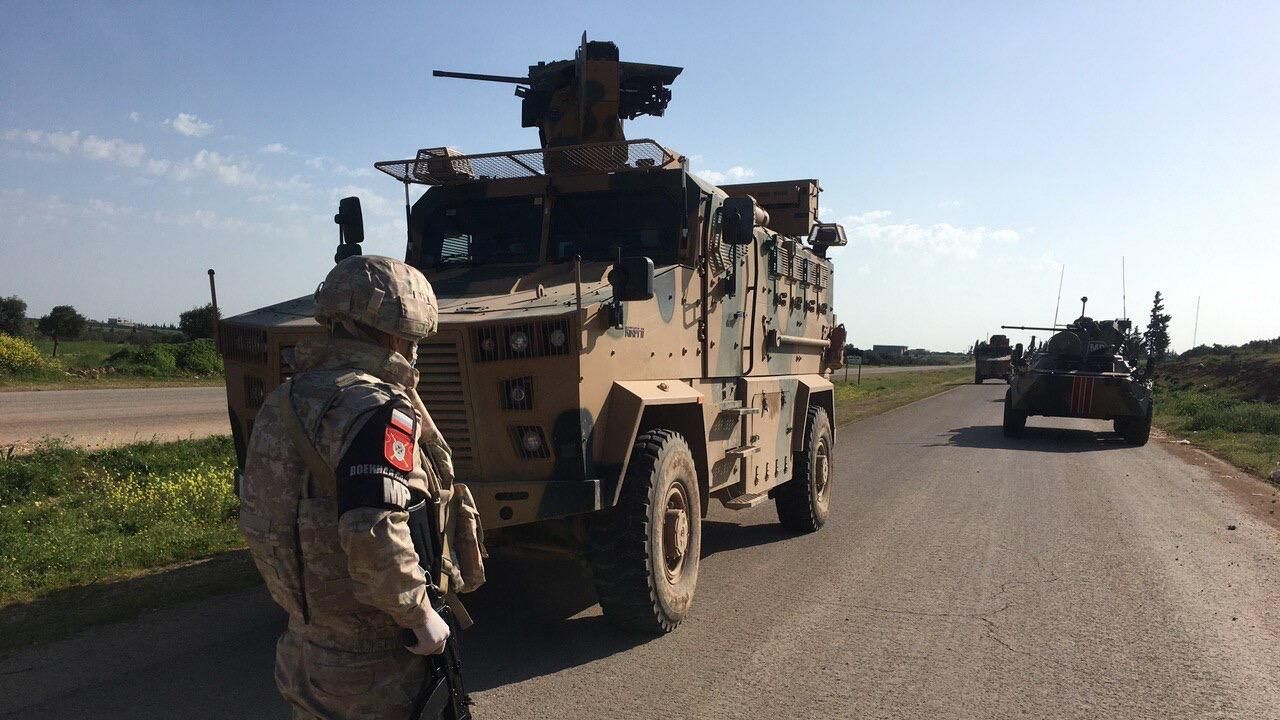 Военнослужащий российской военной полиции во время совместного с турецкими военными патрулирования трассы М-4 в провинции Идлиб в Сирии - РИА Новости, 1920, 17.06.2022