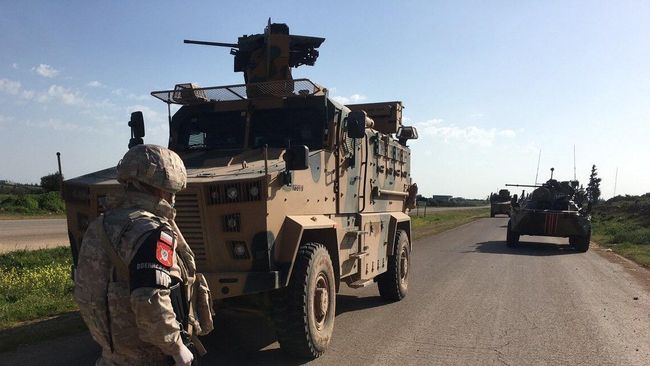 Военнослужащий российской военной полиции во время совместного с турецкими военными патрулирования трассы М-4 в провинции Идлиб в Сирии Военнослужащий российской военной полиции во время совместного с турецкими военными патрулирования трассы М-4 в провинции Идлиб в Сирии