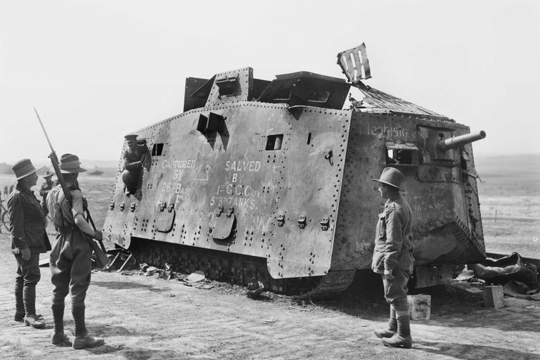 Немецкий танк A7V, захваченный 26-м австралийским батальоном во Франции 14 июля 1918 года Немецкий танк A7V, захваченный 26-м австралийским батальоном во Франции 14 июля 1918 года