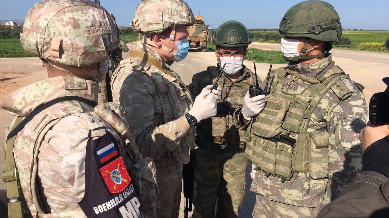 Совместное российско-турецкое патрулирование участка трассы М-4 в провинции Идлиб Совместное российско-турецкое патрулирование участка трассы М-4 в провинции Идлиб - РИА Новости, 1920, 23.04.2020