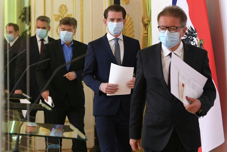 Федеральный канцлер Австрии Себастьян Курц и министры на пресс-конференции в Вене Федеральный канцлер Австрии Себастьян Курц и министры на пресс-конференции в Вене
