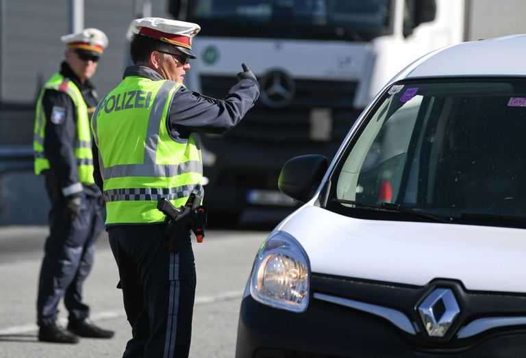 Австрийские полицейские на австрийско-германской границе после закрытия границ из-за пандемии коронавируса Австрийские полицейские на австрийско-германской границе после закрытия границ из-за пандемии коронавируса