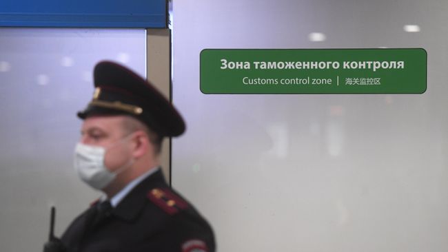 Сотрудник полиции у выхода из зоны таможенного контроля в Международном аэропорту Шереметьево Сотрудник полиции у выхода из зоны таможенного контроля в Международном аэропорту Шереметьево