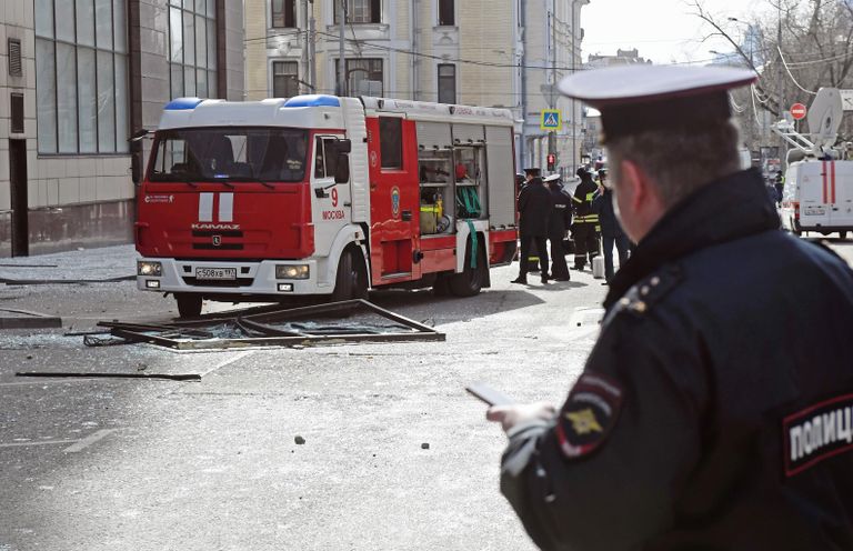 Сотрудники полиции и машина противопожарной службы у бизнес-центра Панорама на 2-й Брестской улице в Москве Сотрудники полиции и машина противопожарной службы у бизнес-центра Панорама на 2-й Брестской улице в Москве
