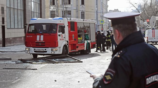 Сотрудники полиции и машина противопожарной службы у бизнес-центра Панорама на 2-й Брестской улице в Москве Сотрудники полиции и машина противопожарной службы у бизнес-центра Панорама на 2-й Брестской улице в Москве