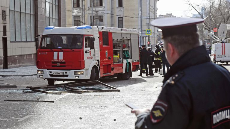 Сотрудники полиции и машина противопожарной службы у бизнес-центра Панорама на 2-й Брестской улице в Москве Сотрудники полиции и машина противопожарной службы у бизнес-центра Панорама на 2-й Брестской улице в Москве
