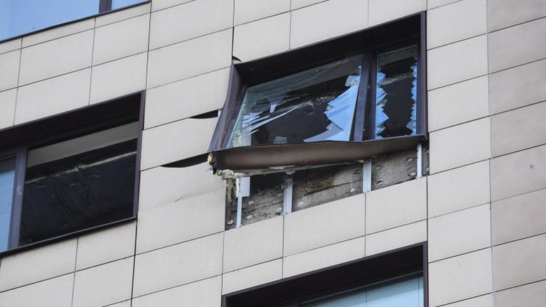 Выбитое взрывом окно бизнес-центра Панорама на 2-й Брестской улице в Москве Выбитое взрывом окно бизнес-центра Панорама на 2-й Брестской улице в Москве