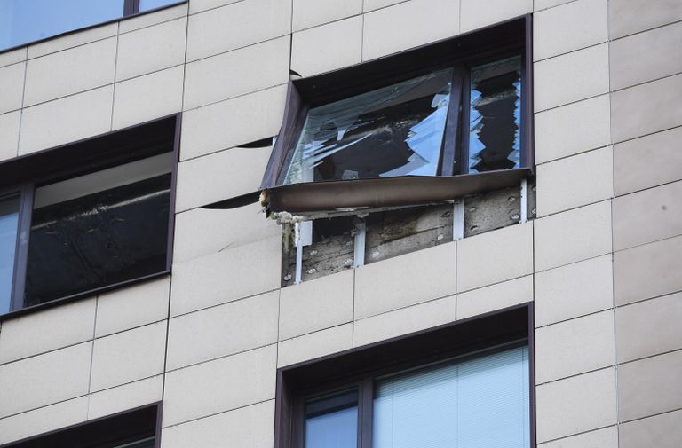 Выбитое взрывом окно бизнес-центра Панорама на 2-й Брестской улице в Москве Выбитое взрывом окно бизнес-центра Панорама на 2-й Брестской улице в Москве